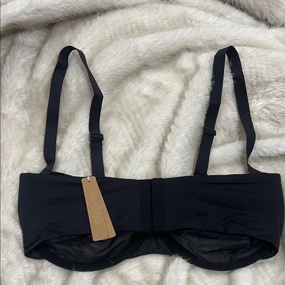 SKIMS Elegant Black Mesh Bra - Picture 4 of 4